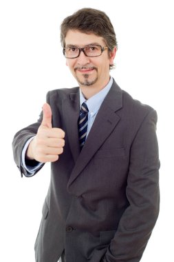 Genç iş adamı başparmağını kaldırıyor, beyaz üzerinde tek başına.