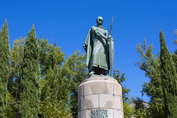 Standbeeld van koning Afonso Henriques door de Heilige heuvel in de stad van Guimaraes — Stockfoto