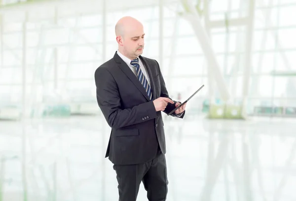 Young businessman working with a tablet pc, at the office — Stock Photo, Image