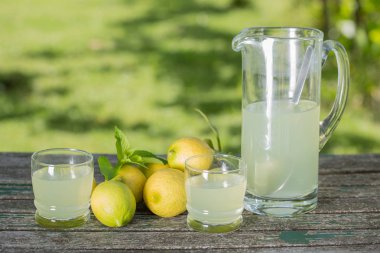 ahşap bir masa, sonbahar seti, açık üzerinde limon suyu