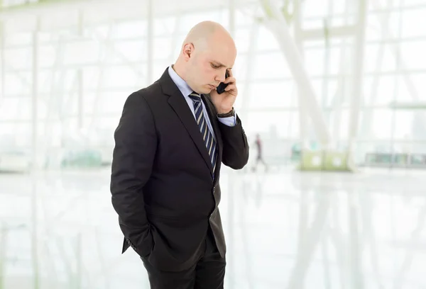 Ustaraný obchodník na telefonu, v kanceláři — Stock fotografie