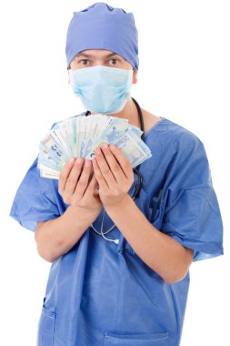 Banka notları, izole tutan mutlu erkek doktor