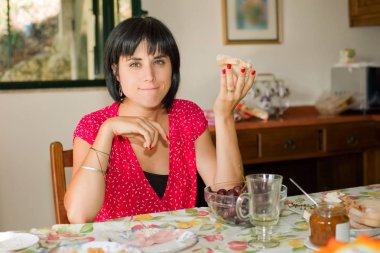 Genç kadın evde bir kahvaltı alarak