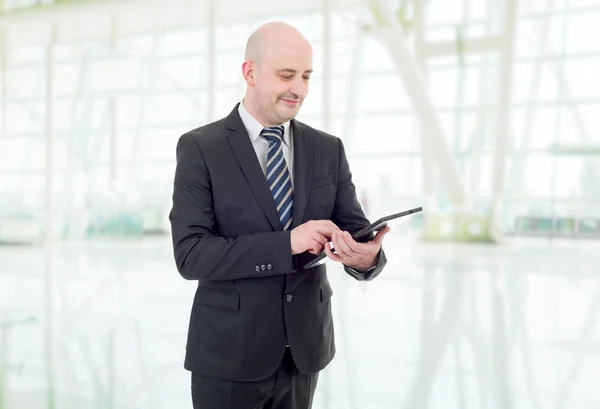 Young businessman with a tablet pc, at the office — Stock Photo, Image