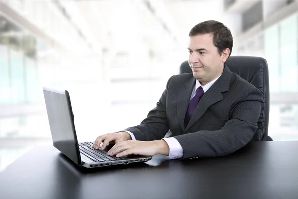 Hombre de negocios que trabaja con es portátil en la oficina — Foto de Stock