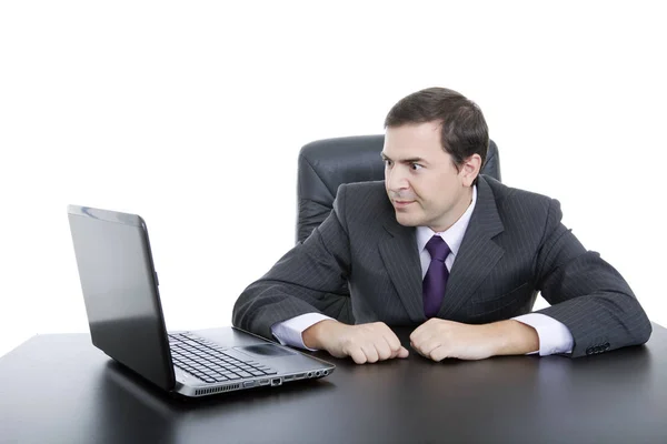 Jovem homem de negócios que trabalha com é laptop — Fotografia de Stock