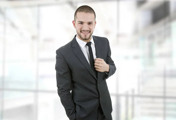 Glücklicher Geschäftsmann Porträt im Büro — Stockfoto