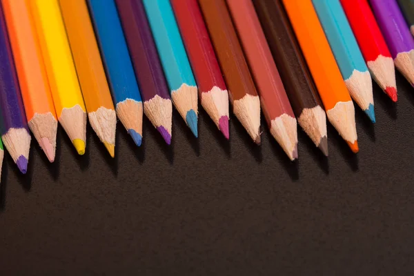 Деревянные красочные карандаши, на темном фоне — стоковое фото