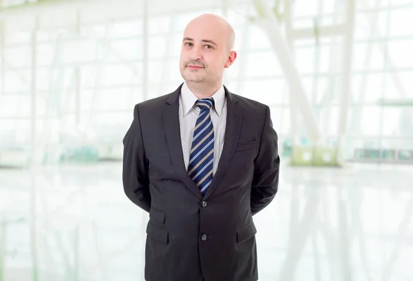 Jovem empresário retrato no escritório — Fotografia de Stock