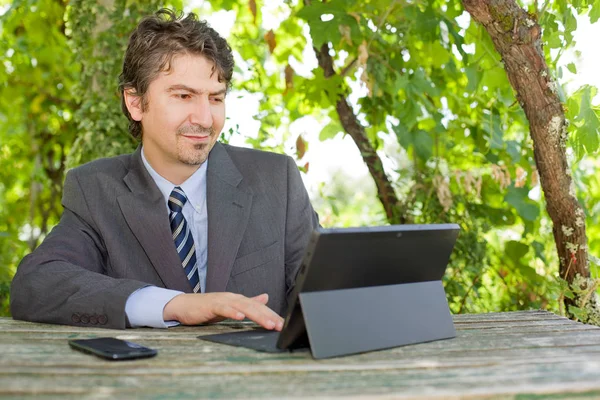 Geschäftsmann arbeitet mit digitalem Tablet im Freien — Stockfoto