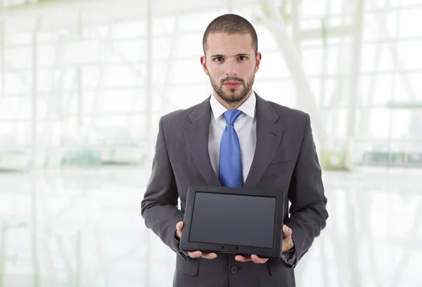 Empresário mostrando um tablet pc, no escritório — Fotografia de Stock