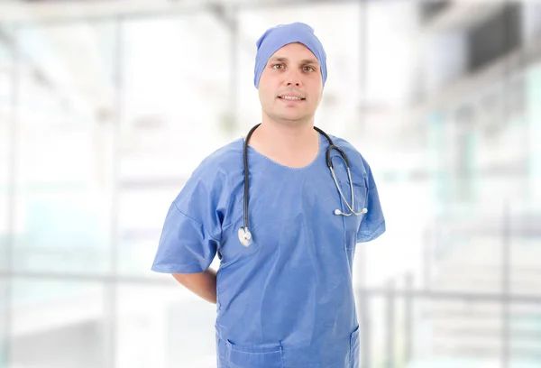 Médico sonriente en el hospital — Foto de Stock