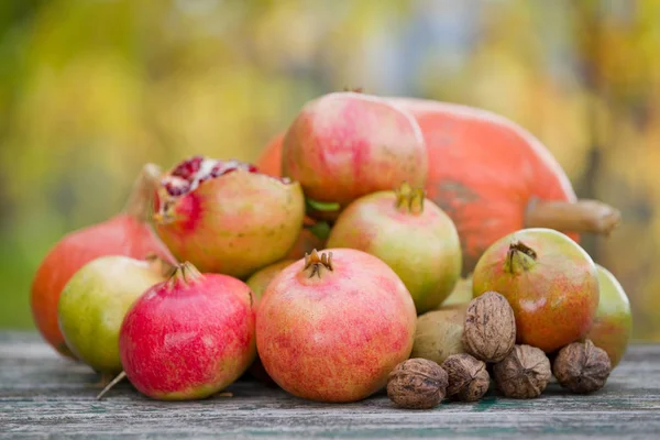 Свіжі осінні фрукти, на дерев'яному столі — стокове фото
