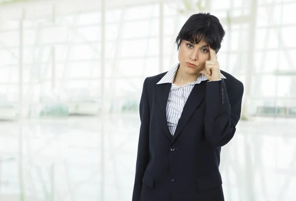 Femme d'affaires avec un mal de tête au bureau — Photo