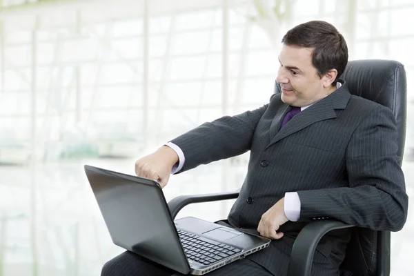 Uomo d'affari che lavora con è laptop in ufficio — Foto Stock