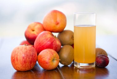 meyve ve meyve suyu açık ahşap bir masa üzerinde