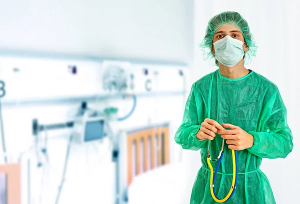 Giovane medico maschio, in ospedale — Foto Stock