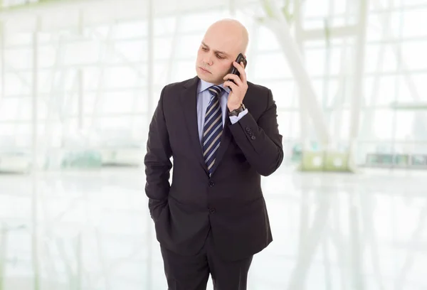 Worried business man on the phone, at the office — Stock Photo, Image