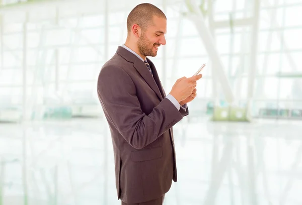Young business man on the phone, at the office — Stock Photo, Image