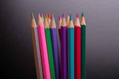 Koyu arkaplanda, ahşap renkli kalemler.