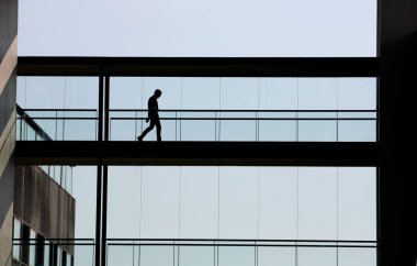 Modern ofis binası iç genç işadamı görünümünü siluet