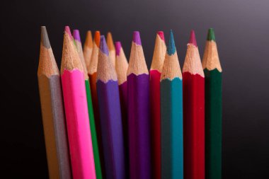 Koyu arkaplanda, ahşap renkli kalemler.