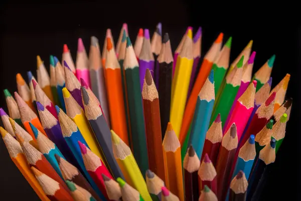 Dřevěné barevné tužky, na tmavém pozadí — Stock fotografie