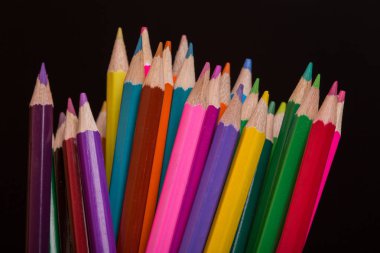 Koyu arkaplanda, ahşap renkli kalemler.