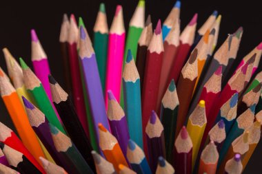 Koyu arkaplanda, ahşap renkli kalemler.