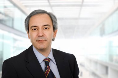 Olgun iş adamı portresi ofiste.