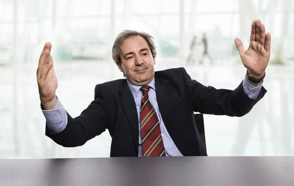 Reifer Geschäftsmann am Schreibtisch, im Büro — Stockfoto