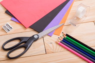 Mavi ahşap arka planda okul konseptine dönelim.