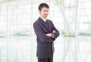 Ofisteki genç iş adamı portresi.