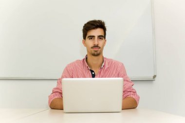 Sınıfta gelişigüzel bir genç öğrenci.