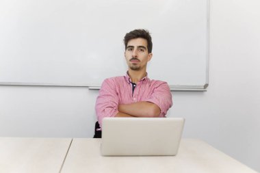 Sınıfta gelişigüzel bir genç öğrenci.