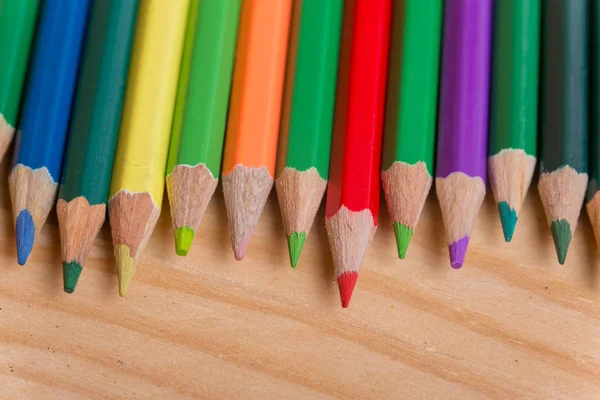 Lápices de madera de colores, sobre mesa de madera — Foto de Stock