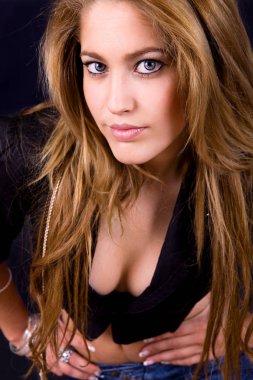 genç güzel kadın kapatmak dikey