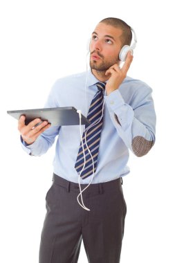 Bir tabletle çalışan genç işadamı, izole edilmiş.