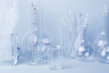 Araştırma laboratuarı çeşitli cam ekipmanları mavi tonda.