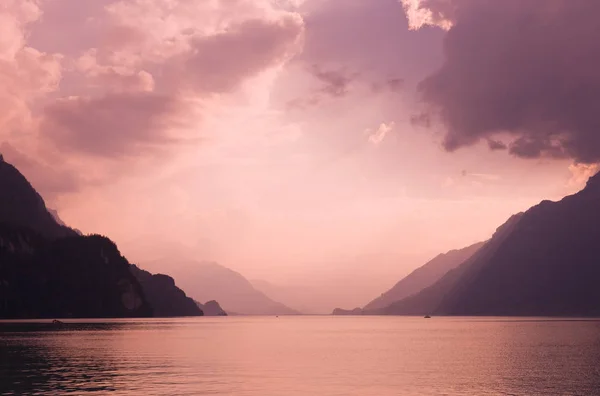 Švýcarské jezero při západu slunce v Brienzu, Švýcarsko — Stock fotografie