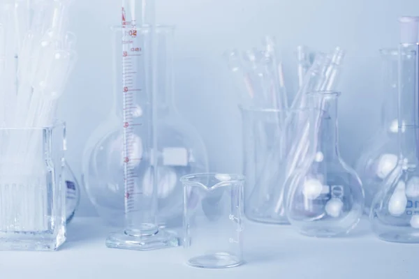 Kutatási labor válogatott üvegáru berendezések kék tónusú — Stock Fotó