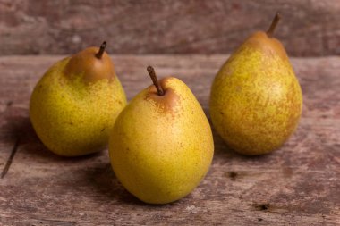 eski ahşap bir masa studio resim üzerinde armut closeup