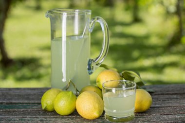 ahşap bir masa, sonbahar seti, açık üzerinde limon suyu