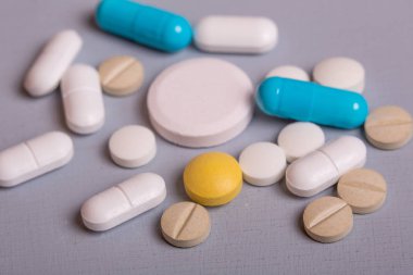 farklı tabletler haplar kapsül yığınları karışık terapi ilaçları