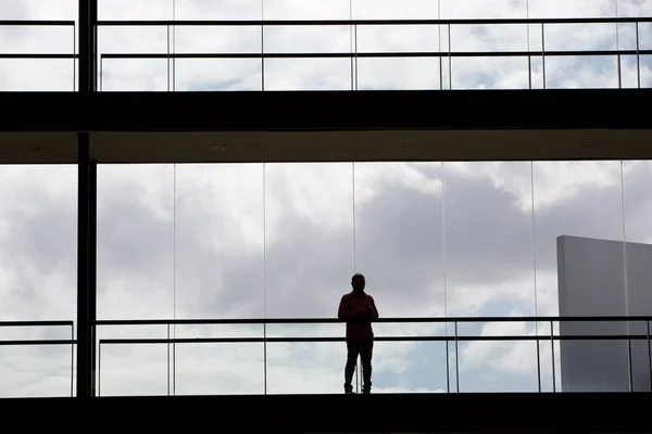 Silhouette view of a businessman in a modern office building interior — Stock Photo, Image