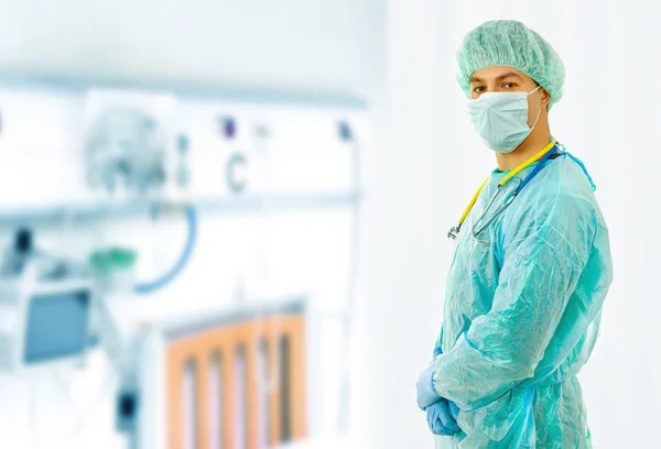 Unga manliga läkare, på sjukhuset — Stockfoto