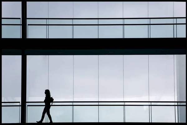 Vista de la silueta de la joven empresaria en un moderno edificio de oficinas interior —  Fotos de Stock
