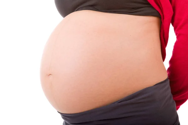 Крупный план беременной женщины на белом фоне — стоковое фото