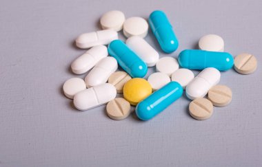 farklı tabletler haplar kapsül yığınları karışık terapi ilaçları