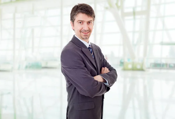 Portret młodego biznesmena w biurze — Zdjęcie stockowe